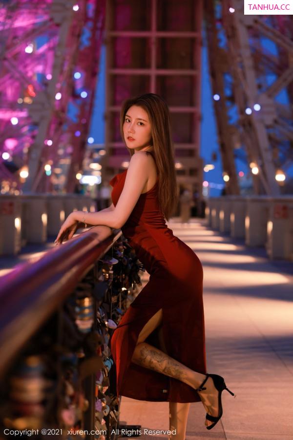 夏西CiCi  荷官女郎夏西CiCi 猩红吊裙港风娇媚第2张图片